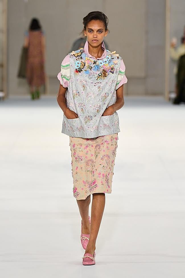 Look de Dries van Noten durante la Semana de la Moda de París.