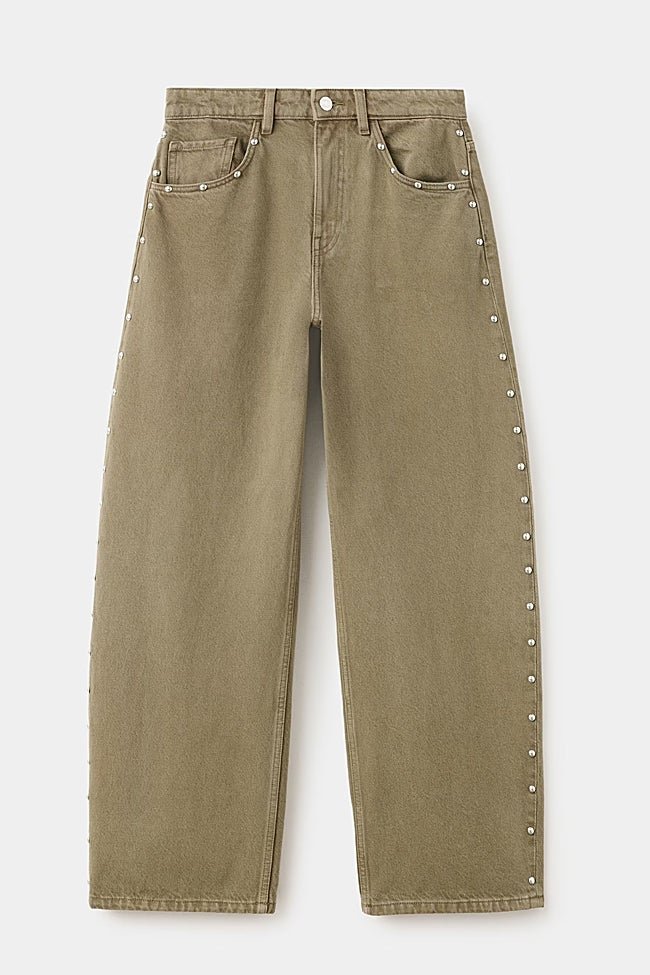 Vaqueros con tachuelas de Mango (49,99 euros)
