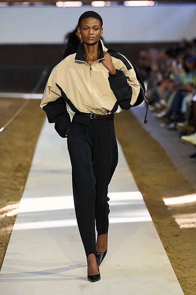 Un look con pantalones fuseau en color negro.