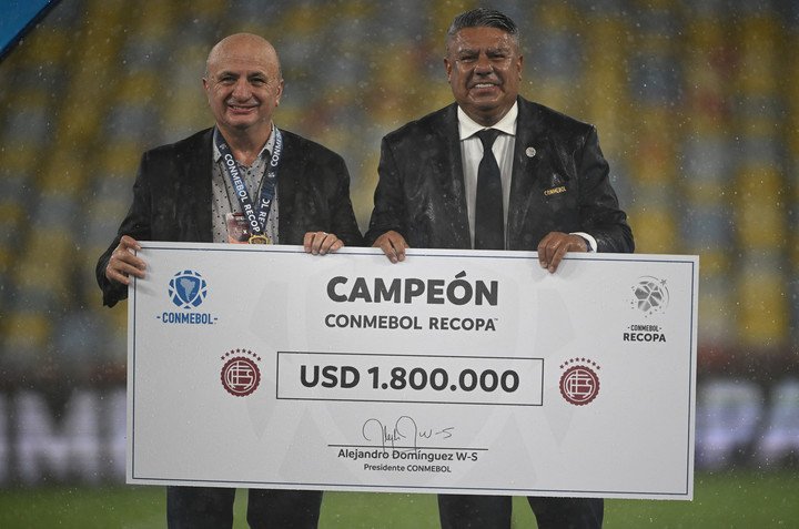 Nicolas Russo junto a Claudio Tapia, tras la consagración de Lanús en la Recopa, en febrero de este año. Foto: MAURO PIMENTEL / AFP.