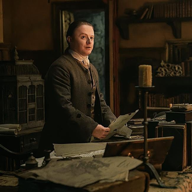 Conor MacNeill como Ned Gowan en un fotograma de Outlander: sangre de mi sangre.