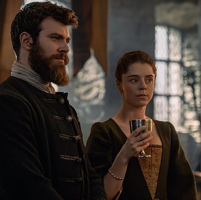 Sam Retford y Bobby Rainsbury en una imagen de Outlander: sangre de mi sangre.