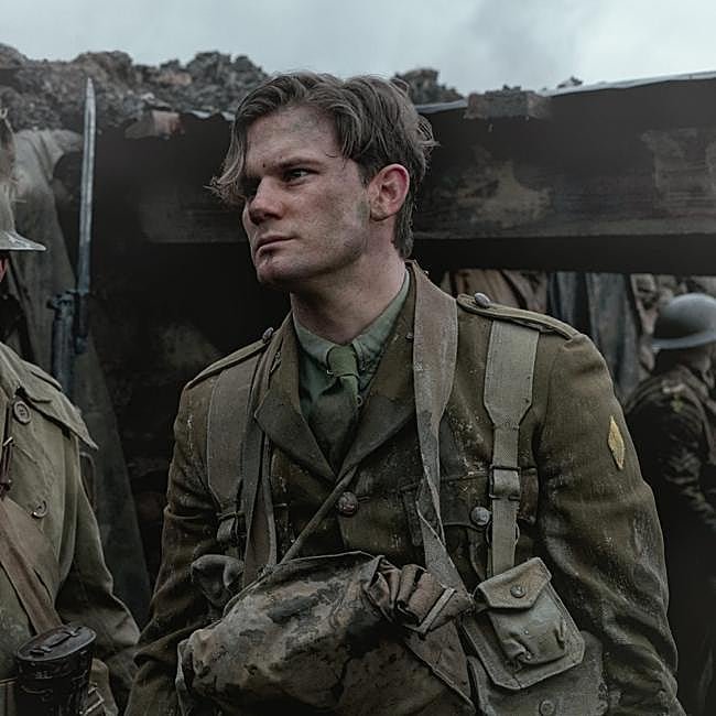 Jeremy Irvine como Henry Beauchamp en una imagen de Outlander: sangre de mi sangre.