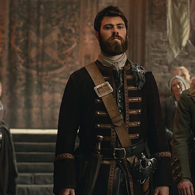Sam Retford como Dougal MacKenzie en una imagen de Outlander: sangre de mi sangre.