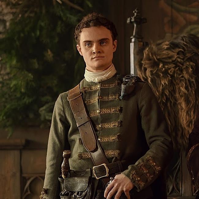 Séamus McLean Ross como Colum Mackenzie en una imagen de Outlander: sangre de mi sangre.