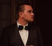 Por qué nos fascinan las historias de universitarios ricos, guapos y emocionalmente desastrosos