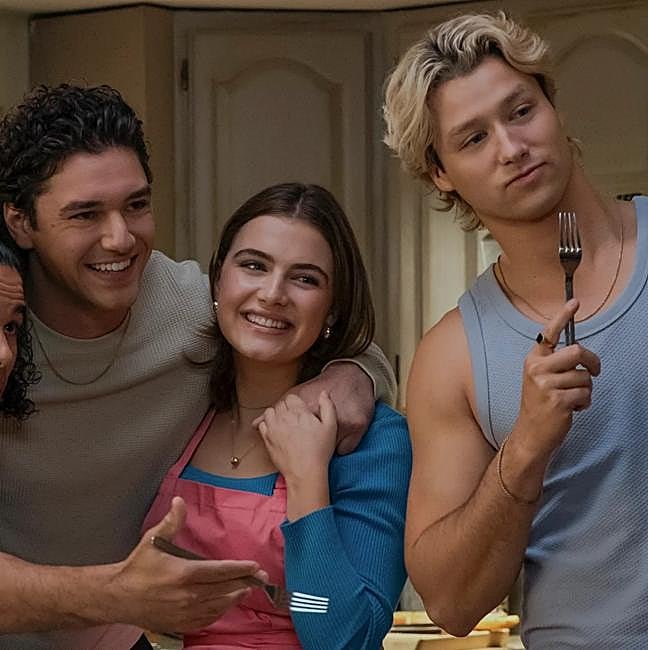Los protagonistas de la adaptación de Kiss Me (Off-Campus), de Elle Kennedy.