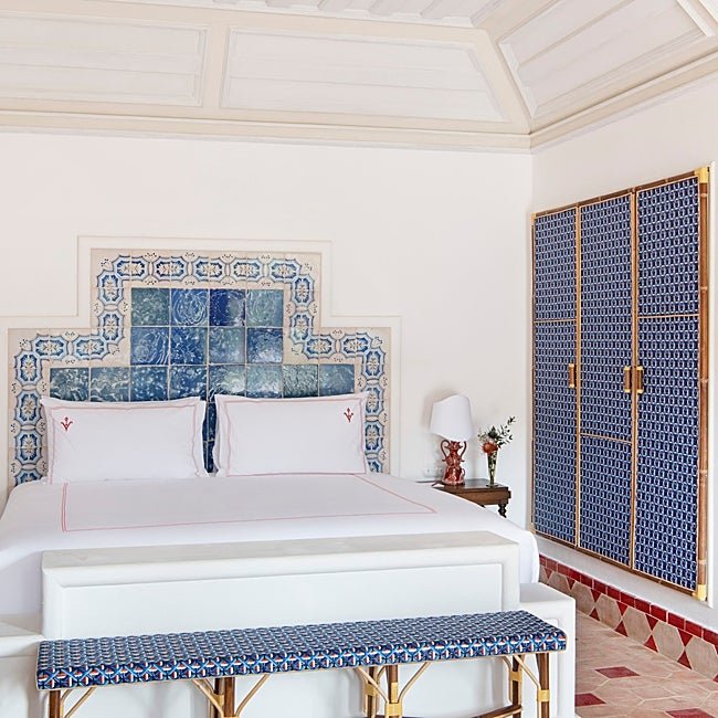 Louboutin dio nuevos usos a la cerámica y al ratán, como se ve en esta habitación.