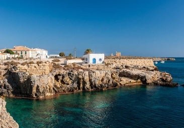 Esta preciosa isla de la Costa Blanca podría estar en el mar Egeo: playas idílicas, casas encaladas y la muralla