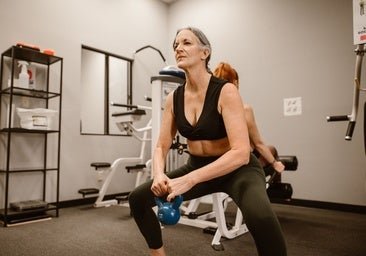 La kettlebell no es solo para swings virales: por qué es segura después de los 45, según esta entrenadora