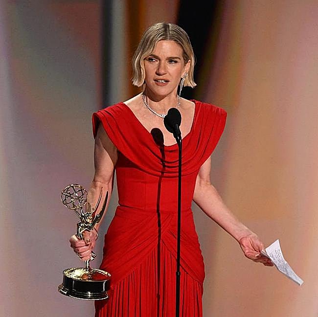 Rhea Seehorn, una de las ganadoras de la noche por su papel en Pluribus.