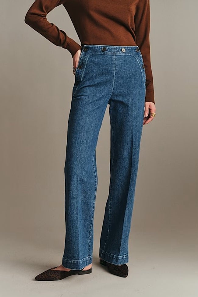 Vaqueros con botones de Sézane (125 euros)