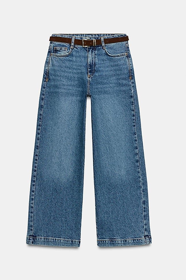 Jeans con cinturón de Zara (35,95 euros)