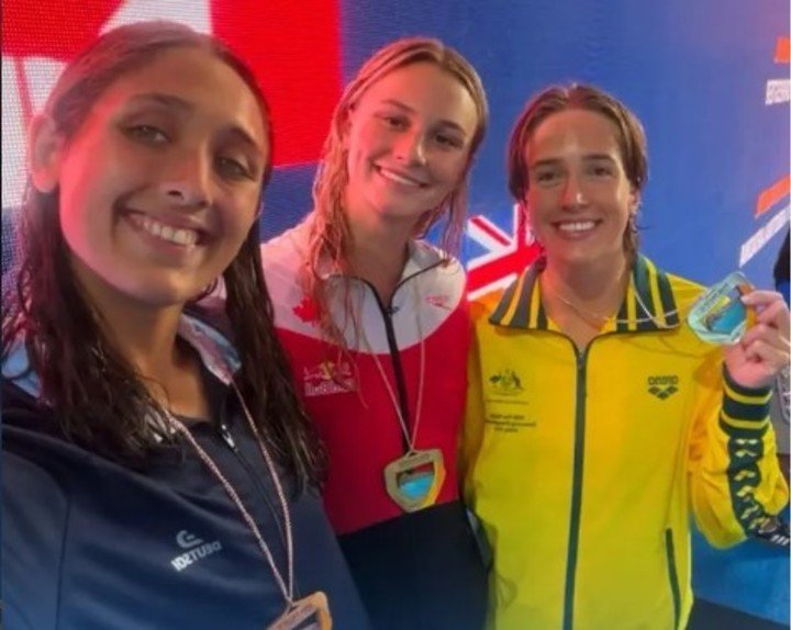 Agostina Hein, bronce en los 400 medley del Pan Pacific, se sacó la selfie con Summer McIntosh (oro) y Jenna Forrester (plata).