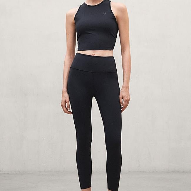 Conjunto negro de Ecoalf: leggings 69 euros y top 55 euros.