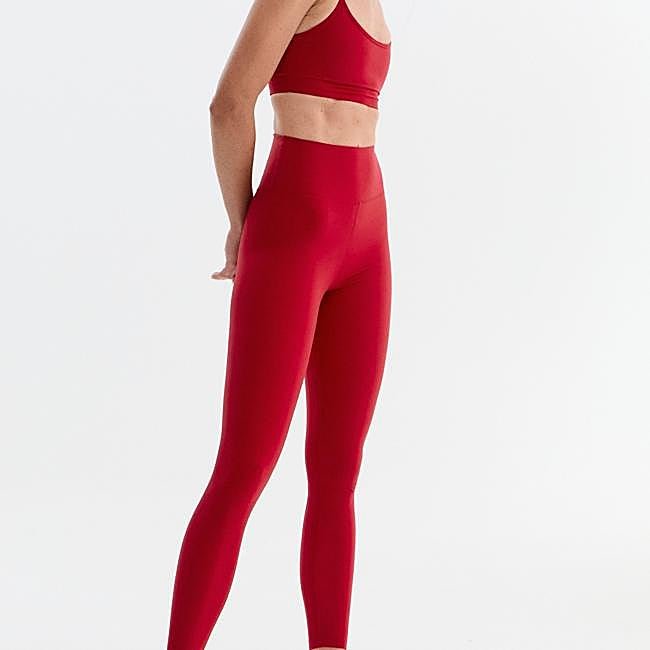 Conjunto rojo de Deva Activewear: leggings 78 euros y top 44 euros.