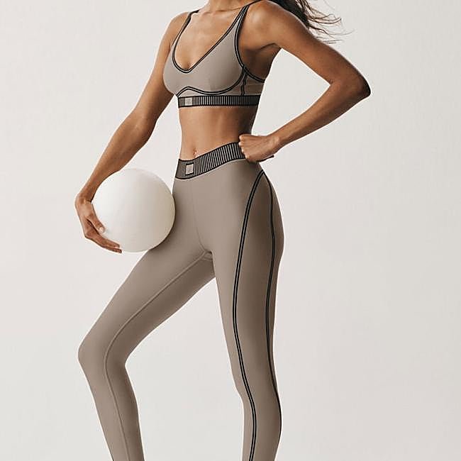 Conjunto beige de Alo Yoga: leggings 138 euros y top 88 euros.