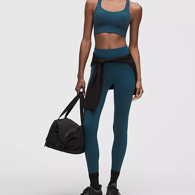 Conjunto verde de lululemon: leggings 118 euros y top 68 euros.