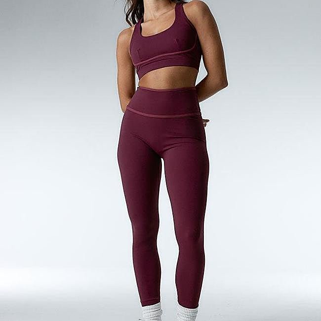 Conjunto fucsia de Black Limba: leggings 55 euros y top 39 euros.