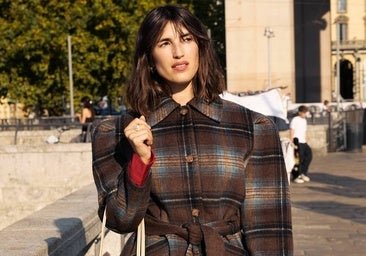 Con la falda de piel más deseada o con vaqueros elegantes: los looks de otoño que querrás copiar de pies a cabeza