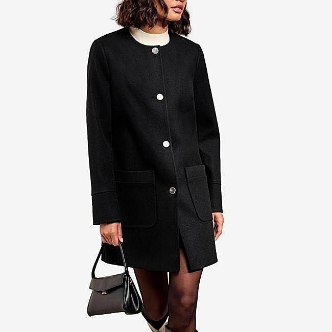 Abrigo negro de Friends Like These, a la venta en Zalando, 104 euros.