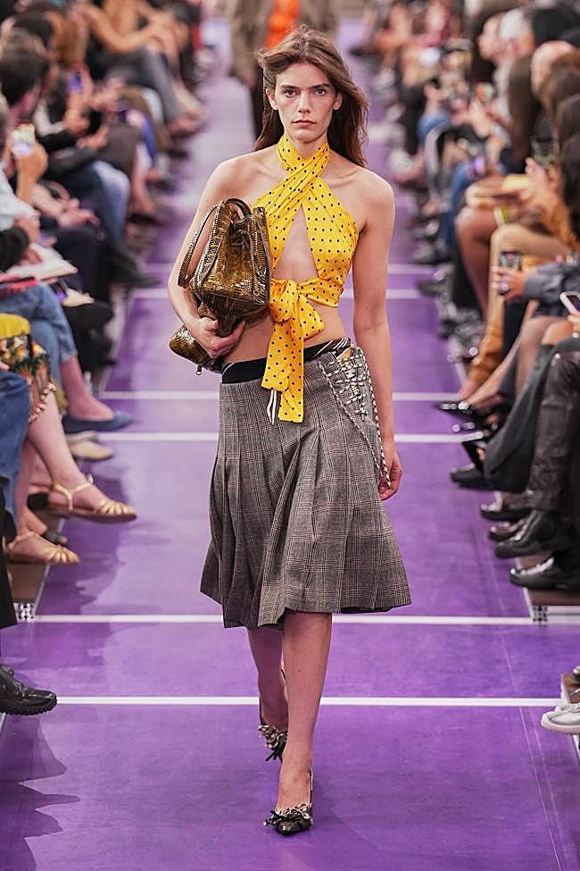 Look del desfile de Miu Miu en la Paris Fashion Week.