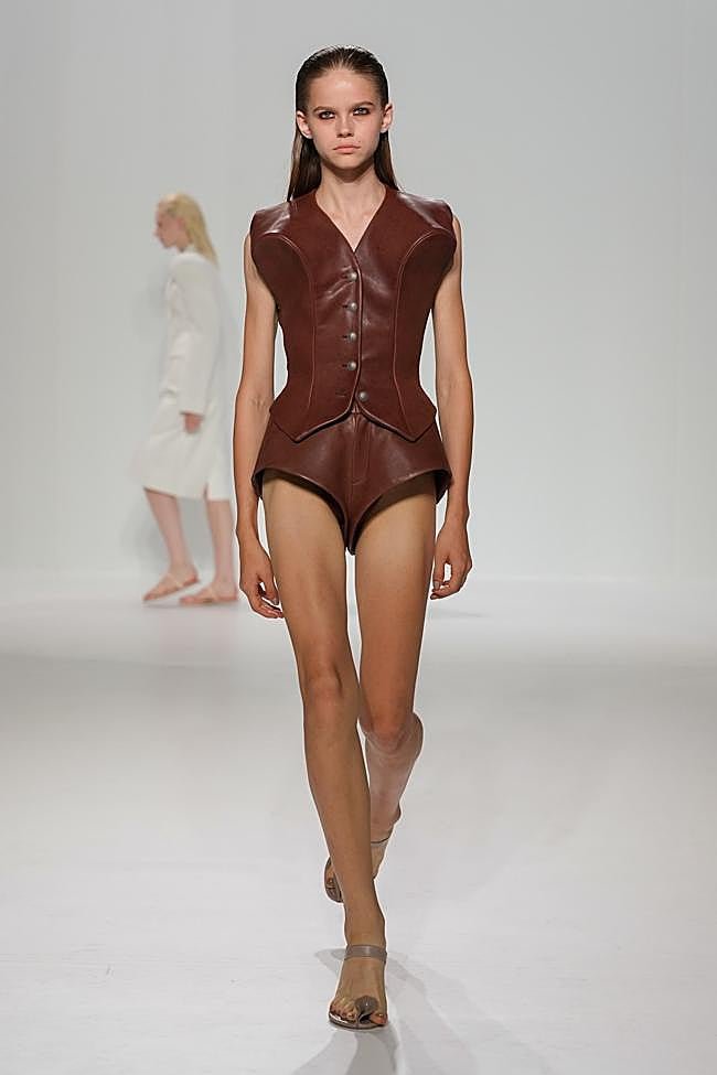 Look del desfile de Jean Paul Gaultier en la Paris Fashion Week.