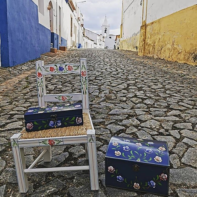 En Redondo, un pueblo típicamente alentejano, se decora la madera con motivos florales.