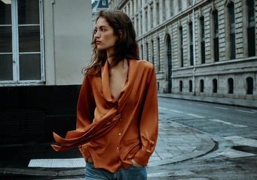 Esta es la camisa perfecta para llevar con vaqueros y solucionar tus «qué me pongo» de la mañana a la noche