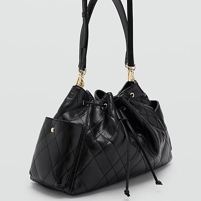 El bolso acolchado: Bolso negro de Mango (39,99 euros)