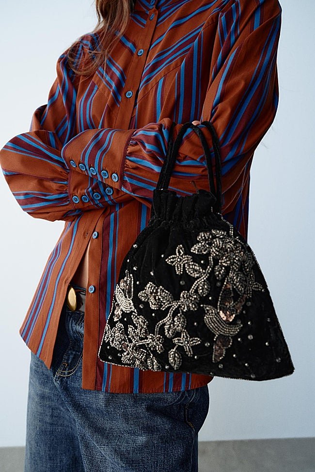 El bolso con bordados: Bolso negro de Zara (39,99 euros)