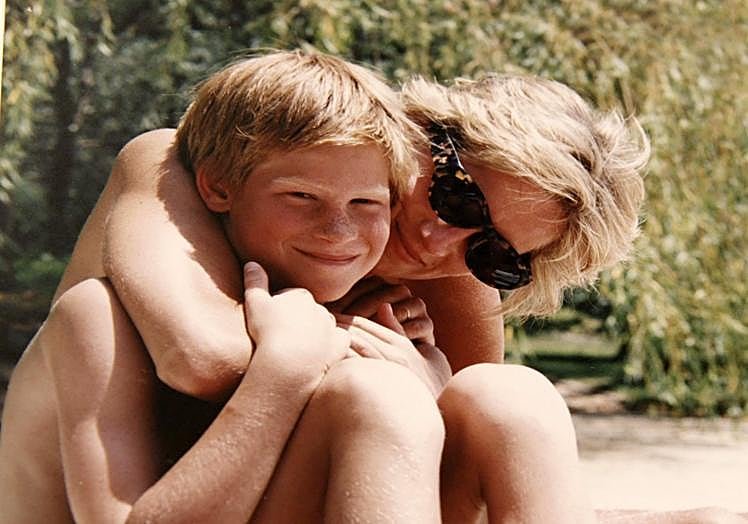 La princesa de Diana de Gales disfrutando de la infancia de su hijo, el príncipe de Harry.
