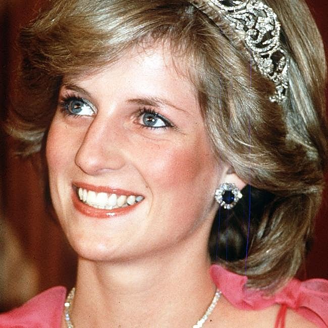 Diana de Gales, un icono de estilo y humanitario.