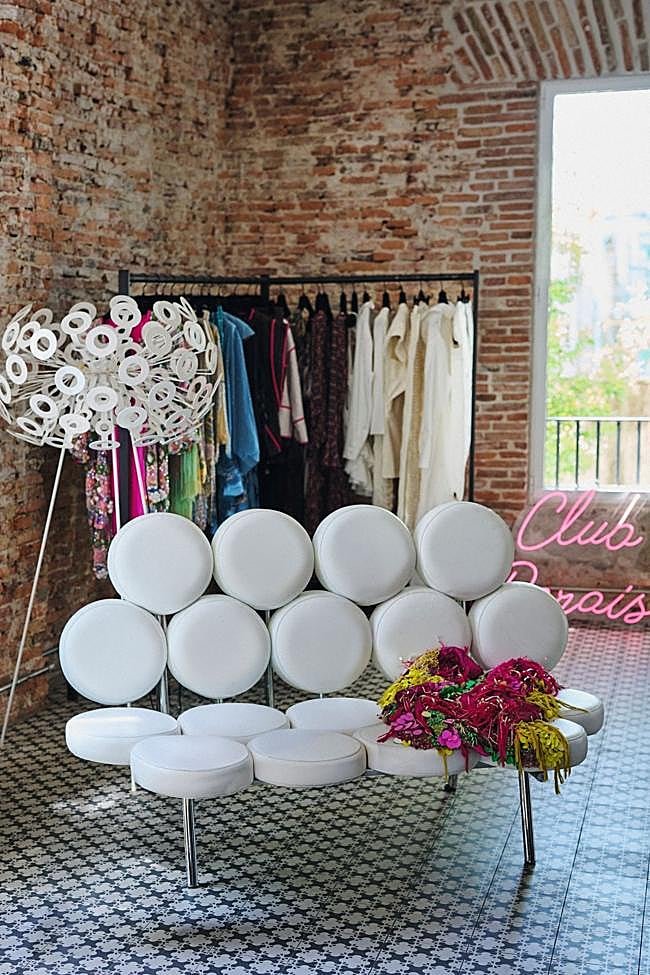 Rincón del taller de Odette Álvarez con dos elementos icónicos del diseño: el sofá blanco Marshmallow Love Seat (Amor por las nubes) de Irving Harper, creado en 1956; y la lámpara de pie Moooi Dandelion, de Richard Hutten, de 2004.