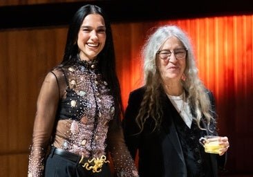 Dos generaciones unidas por el amor a los libros: Dua Lipa entrevista a la legendaria Patti Smith en el festival literario de Londres