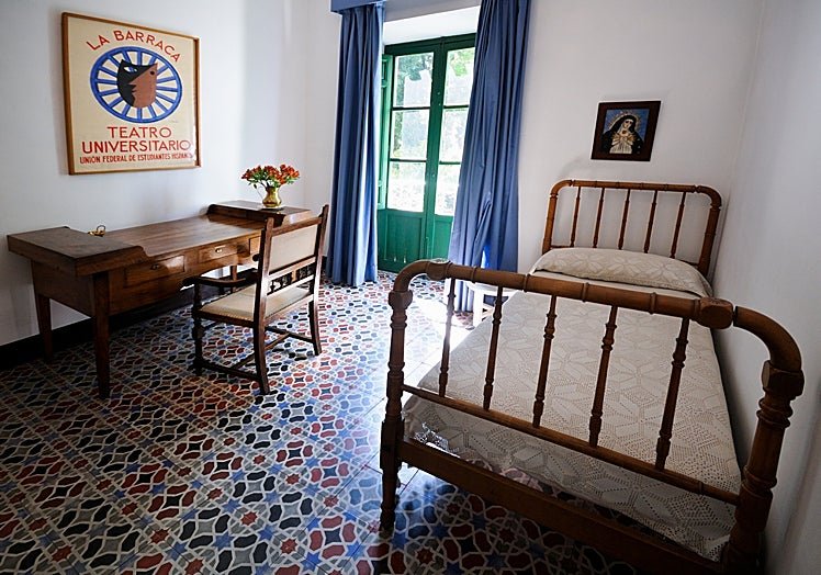 El dormitorio de Lorca con su escritorio y el cartel de La Barraca.