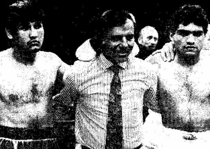Jorge Castro (derecha) y Miguel Arroyo (izquierda) junto a Carlos Menem antes de la pelea que protagonizaron en el Luna Park el 2 de diciembre de 1989.