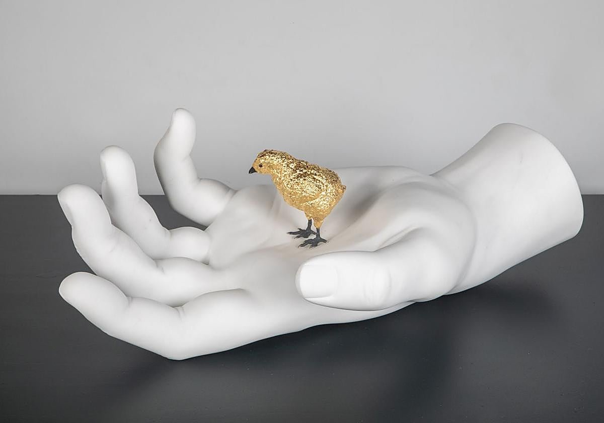 Imagen principal - Llega a Madrid uno de los proyectos de arte vivo más longevos: el Cosmopolitan Chicken Project, de Koen Vanmechelen