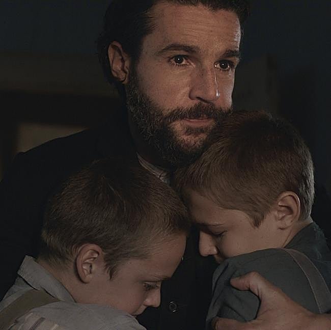 En el centro, Christopper Abbott como Adam Trask en una imagen de la miniserie Al este del Edén.