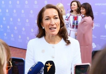 Suzanne Innes-Stubb, primera dama de Finlandia aficionada al triatlón, con perfil en LinkedIn y criticada por las feministas