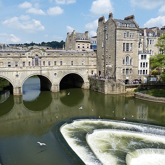 El puente Pulteney sobre el río Avon, con el característico azud en forma de herradura, en Bath.