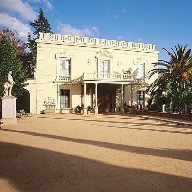 El carmen de los Mártires luce espléndido entre románticos jardines.